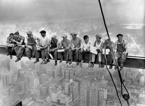Градежни работници го јадат ручекот на челична греда 250 метри над земјата, сликата е од 20 септември 1932 година