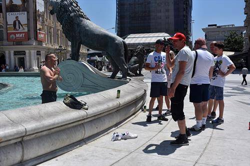 Полски навивач се освежи во фонтаната  во Скопје