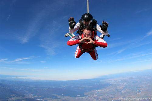 Даниел Кајмакоски си го оствари детскиот сон и на 31 година скокна со падобран од 4.000 метри