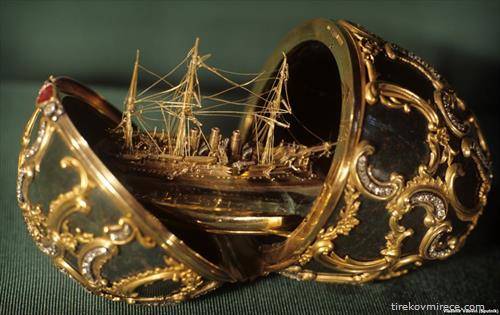 Јајце Памјат Аџов е реплика на брод со кој пловел царот Николај II  во младост, пред да стане крал, изработено од злато и платина