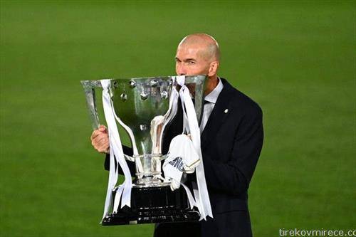 тренерот на реал Мадрид, зенедин зидан со трофејот првак на Шпанија за годинава