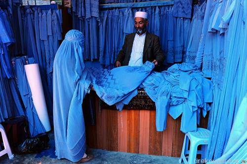 Авганистанка купува фустан во продавница на отворено