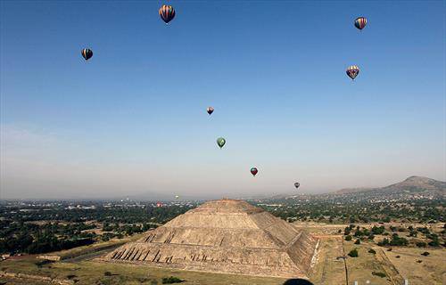 Балони со топол воздух летаат над Пирамидата на сонцето за време на меѓународниот фестивал во Мексико