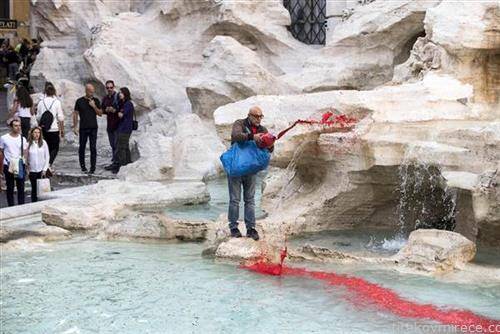 активистот- уметник  Грацијано Чекини, фрлил боја во фонтаната Ди треви  во знак на протест оти Рим тоне во  кал и корупција 
