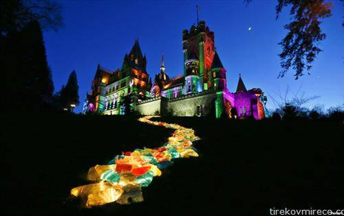 Замок во близина на Бон осветлен од светилки