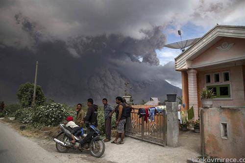 ерупција на вулканот каро во Индонезија