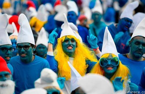 Белгијци облечени како штрумфови на карневал во тамошен град