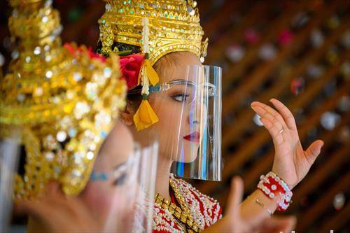 танчарките во Тајланд ставија везири