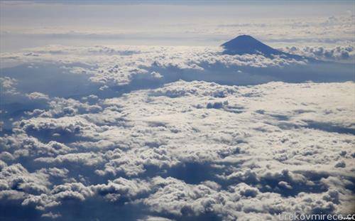 врвот на планината  фуџи во облаци
