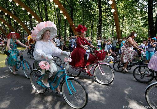 парада Дами на велосипед во Москва 