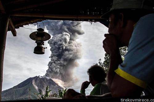 еруптира вулкан на Суматра Индонезија