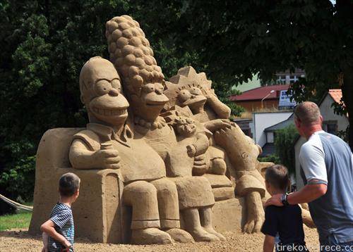 симпсонови на песочен фестивал во Полска