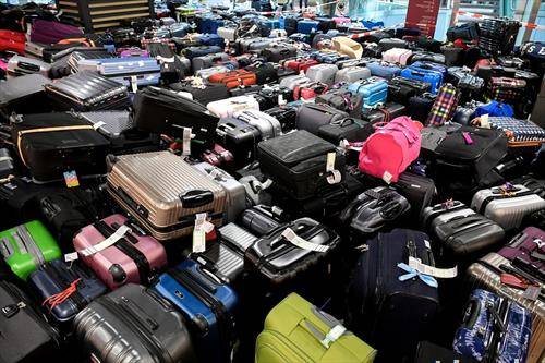 поради технички проблем на аеродромот во Диселдорф, патничките торби се измешаа па патниците имаа проблеми да ги пронајдат