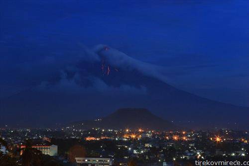 Лава се слева по падините на немирниот вулкан Мајон, Филипини 