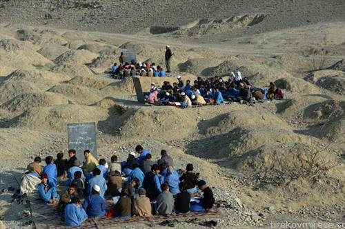 .  школски час на отворено во Авганистан