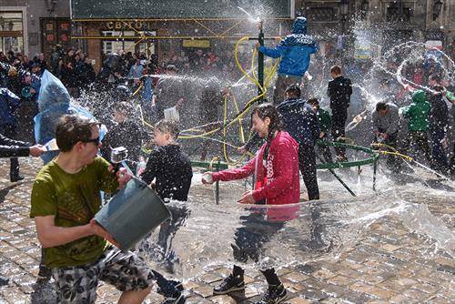  Украинци се полеваат со вода во рамките на обичајот за пролетно чистење во Лвов,