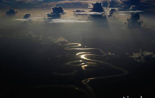 Поглед од воздух на река во перуанскиот амазонски регион Лорето