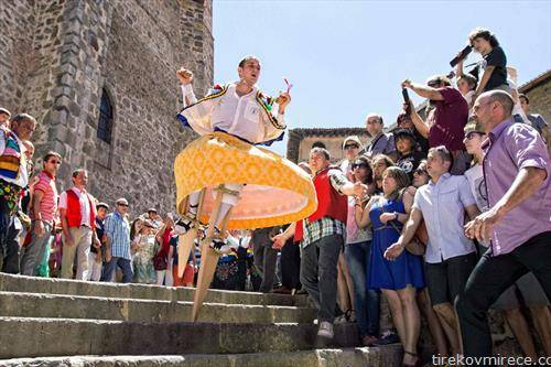 Мештанин учествува во шарениот танц на патерици во Ла Роха Шпанија 