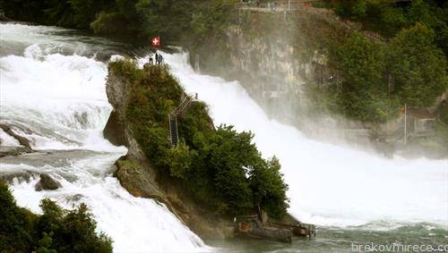 најголемиот водопад во  Европа, е во Швајцарија  близу Неухаусен