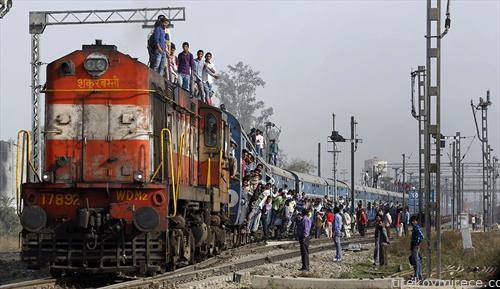 Пренатоварен воз во Утар Прадеш, Индија