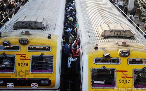 Патници се качуваат на локалниот воз во Мумбаи, Индија