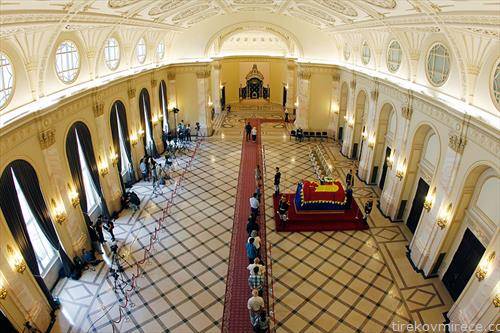 редица Романци  оддаваат почит на починатата кралица Анa од Романија во кралската палата којашто денес е Музејот за уметност 
