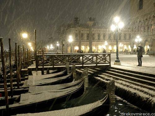 гондолите во Венеција под снег