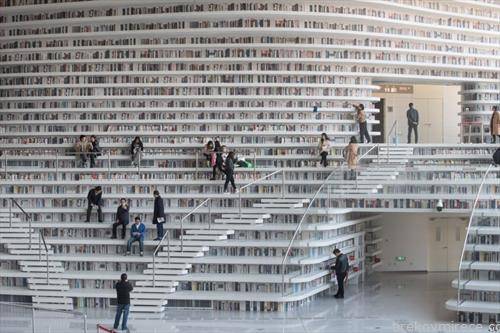 кинески читатели  во библиотека во Пекинг
