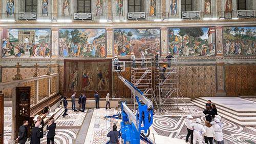Таписерија дизајнирана од ренесансен уметник Рафаел е инсталирана во Систинската капела во Ватикан  по повод одбележувањето на 500-годишнината од неговата смрт