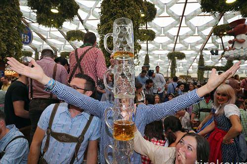 Посетители на Октоберфест редат кригли една врз друга во фестивалскиот шатор во Минхен
