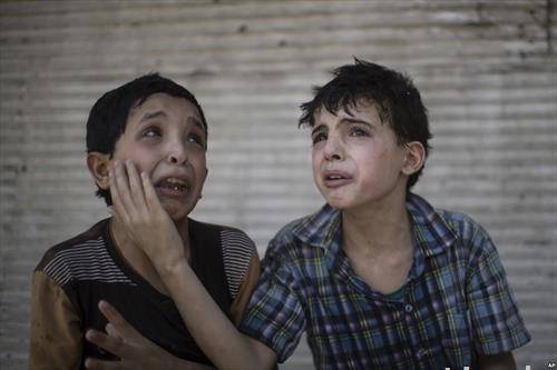 две братчиња плачат,  откако куќата со сите роднини и родители им беше срушена во бомбардирање во Мосулт