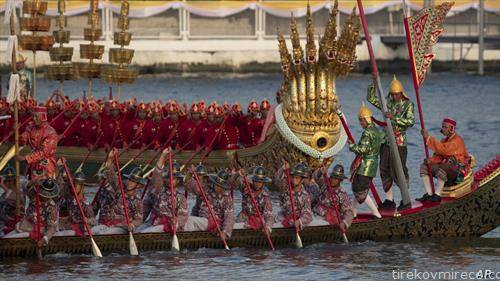 кралска церемонија на веслање во Тајланд