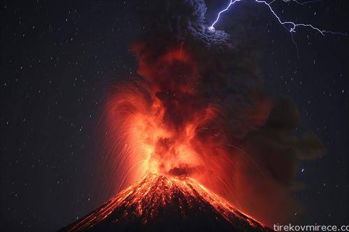 Колима, најактивниот вулкан во Мексико, за време на ерупција