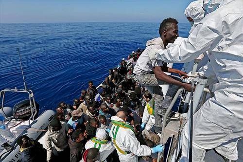 мигранти  се спасуваат од брод