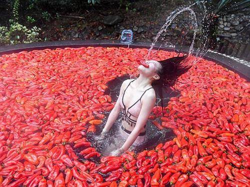 натпревар во јадење на лути пиперчиња чили во Кинески град