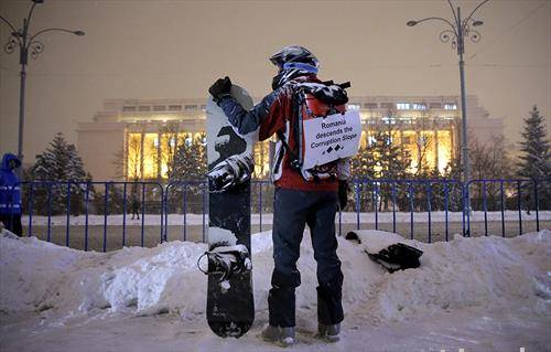 Демонстрант облечен како за на сноубординг учествува на протестите во Букурешт