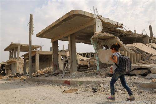 девојче оди на улчилиште во сирискиот град Кобане