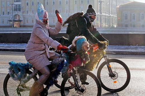 велосипедисти и нивното куче во Москва