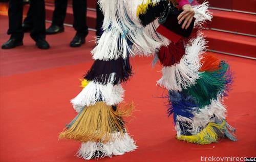 гостинка стигнува на црвениот тепих од фестивалот во Кан