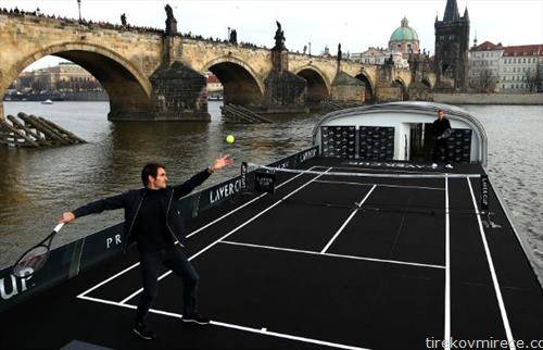 Роџер Федерер и Томаш Бердих  играа тенис на брод на реката Влтава во Прага