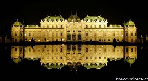 Белведере замокот во Виена  се огледува ноќе на езерото