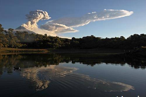 Колима, најактивниот вулкан во Мексико, за време на ерупција