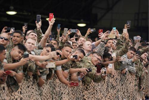 американски војници го сликаат претседателот Трамп при доаѓањето во Јужна Кореја