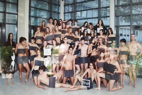 Матуранти заедно со нивниот професор позирале голи за да го прослават крајот на школската година. учениците од Фредерик Мистрал од Авињон
