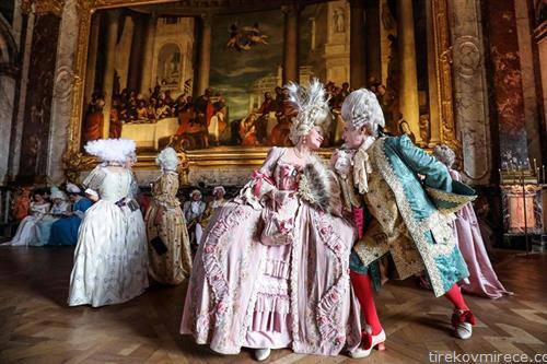 Речиси 700 луѓе од цел свет во костими парадираа низ апартманите на францускиот крал Луј 14 во неговиот дворец Версај во Париз.