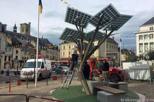 Во Франција е поставено е-дрво за полнење на мобилни и користење интернет