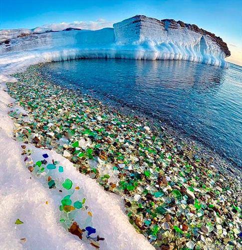 Усуријски залив во Русија е  бил  отпад за стаклени  флаши и порцелан во времето на СССР. Денес, благодарејќи на  природата тоа е плажа во боја каква што енам да друго место во светот  