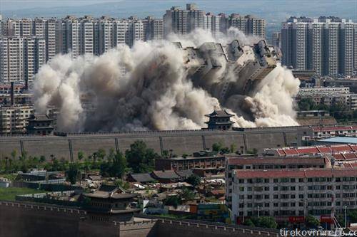 се руши станбен блок во Кина