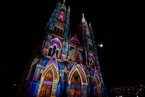 Катедралата во Кито е осветлена за време на Фестивалот на светлината