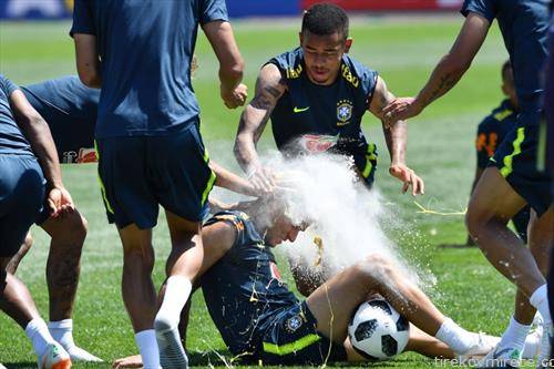 со јајца и брашно на главата соиграчите му го честитаа роденденот на Бразилецот Кутињо